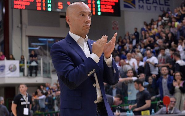 Dinamo Sassari, il presidente Stefano Sardara esplode in conferenza stampa: “La retrocessione nasce a maggio 2025, ci siamo affidati a persone sbagliate. Una cordata pronta all’acquisto? Ca**ate”