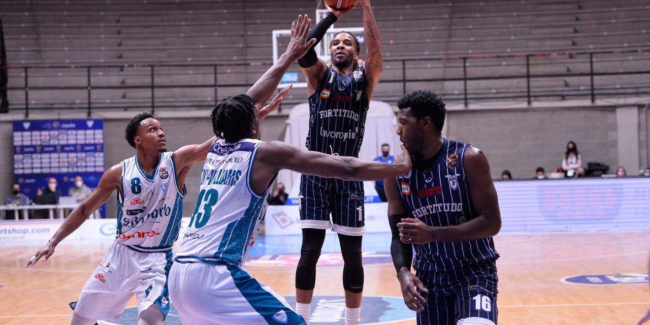 La Fortitudo Bologna è straripante nel secondo tempo. La premiata coppia Banks-Totè manda al tappeto una spenta Cantù