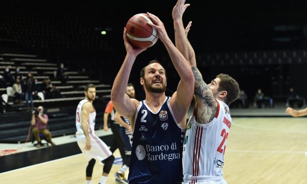 Sassari passa con Reggio Emilia dopo un tempo supplementare: Bilan fa la differenza sotto canestro