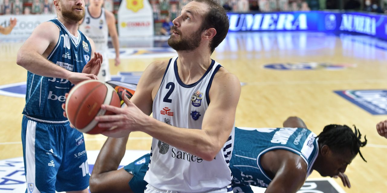 Sassari vince con qualche affanno e mantiene la terza piazza, Cantù può ben sperare