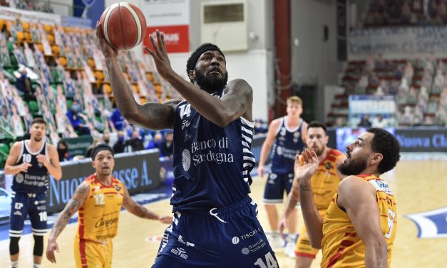 La Dinamo Sassari batte una Pesaro incerottata e vola al secondo posto: 99-74