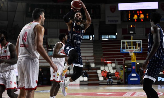 La Fortitudo batte Varese 79 a 67 guidata dal duo Banks-Saunders