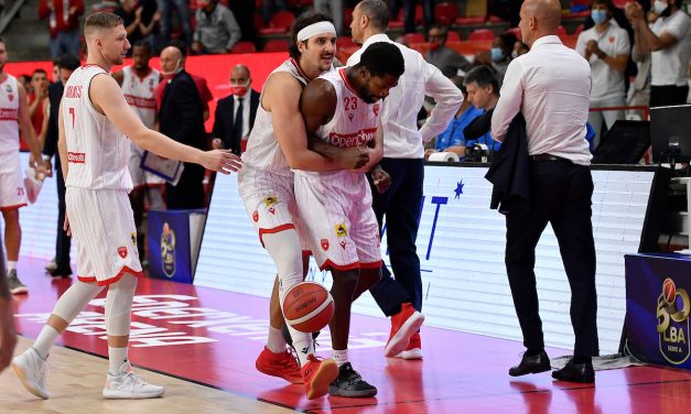 Douglas non conosce limiti e guida Varese alla terza vittoria su tre a marzo: annichilita Trento 88-70