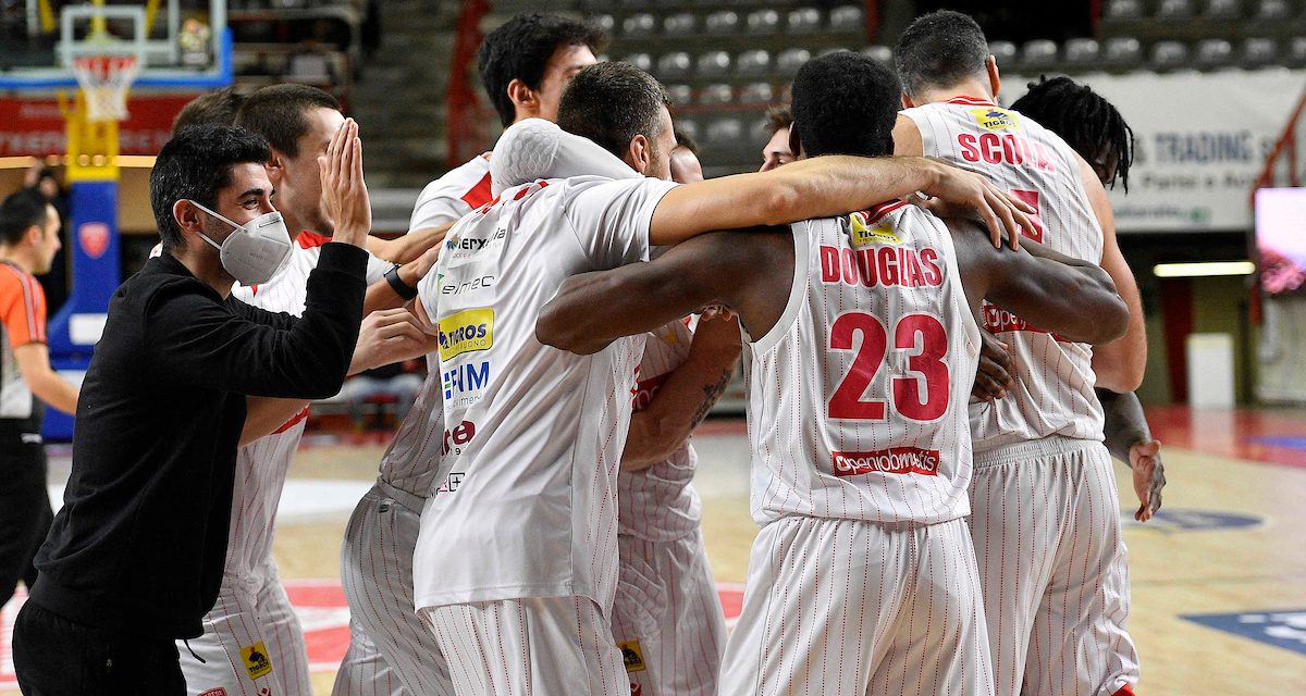 Varese compie un’impresa titanica battendo 89-74 Sassari e torna prepotentemente in corsa per la salvezza