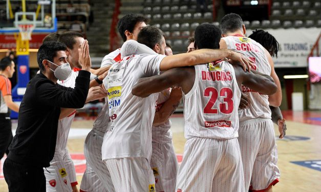 Varese compie un’impresa titanica battendo 89-74 Sassari e torna prepotentemente in corsa per la salvezza
