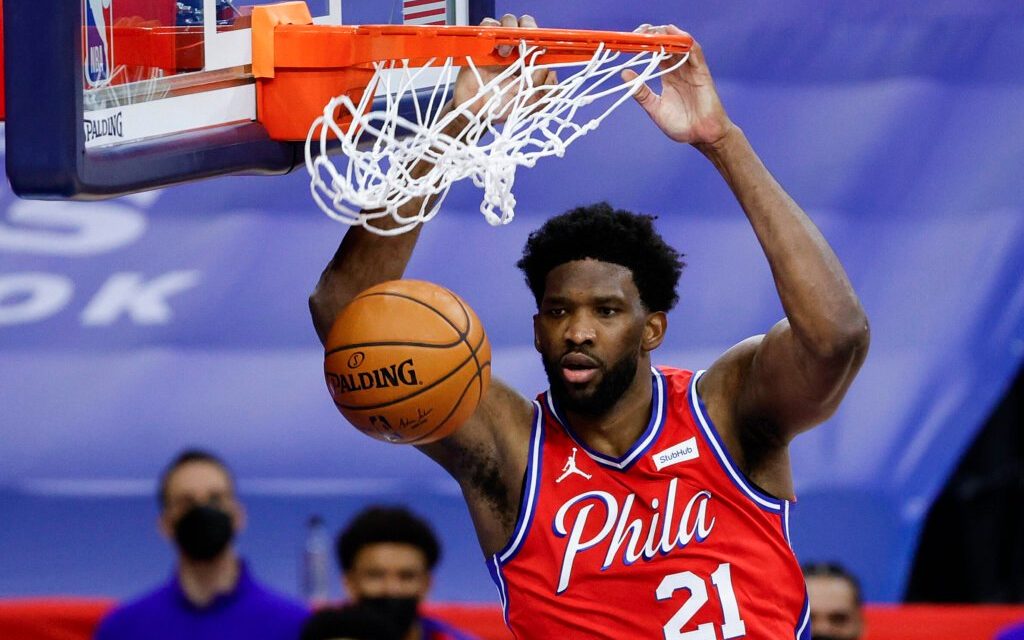 Contusione al ginocchio per Joel Embiid: rimarrà fuori per almeno due settimane