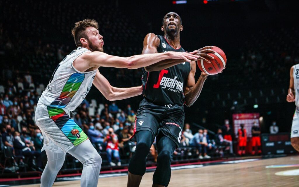 Virtus Bologna, lesione completa al tendine rotuleo per Ekpe Udoh