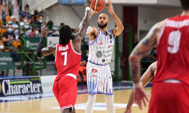 L’alieno Logan e la roccia Burnell disintegrano Varese: 4 su 4 per Sassari che vola alle final eight