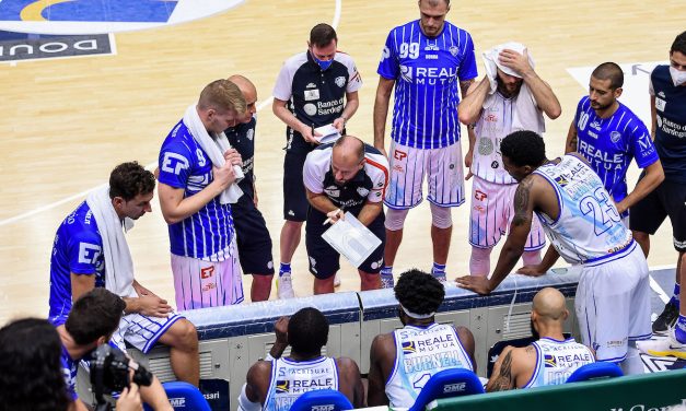 La nuova LBA: Sassari dopo gli addii di Pozzecco e Spissu, riparte da coach Demis Cavina e dal play Anthony Clemmons