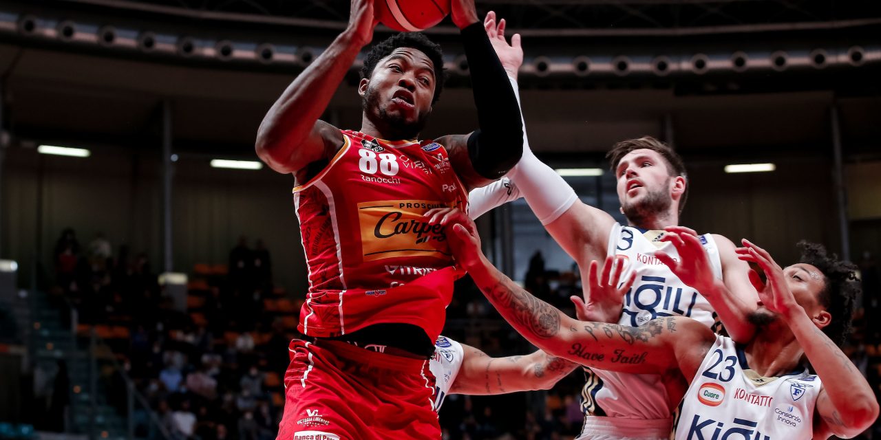 La Fortitudo Bologna trova la prima gioia stagionale: Pesaro battuta