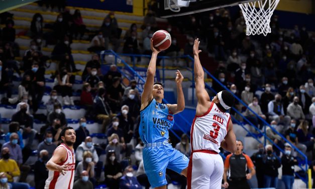 Lezioni di Spagnolo nel terzo quarto: Cremona batte Varese 94-78