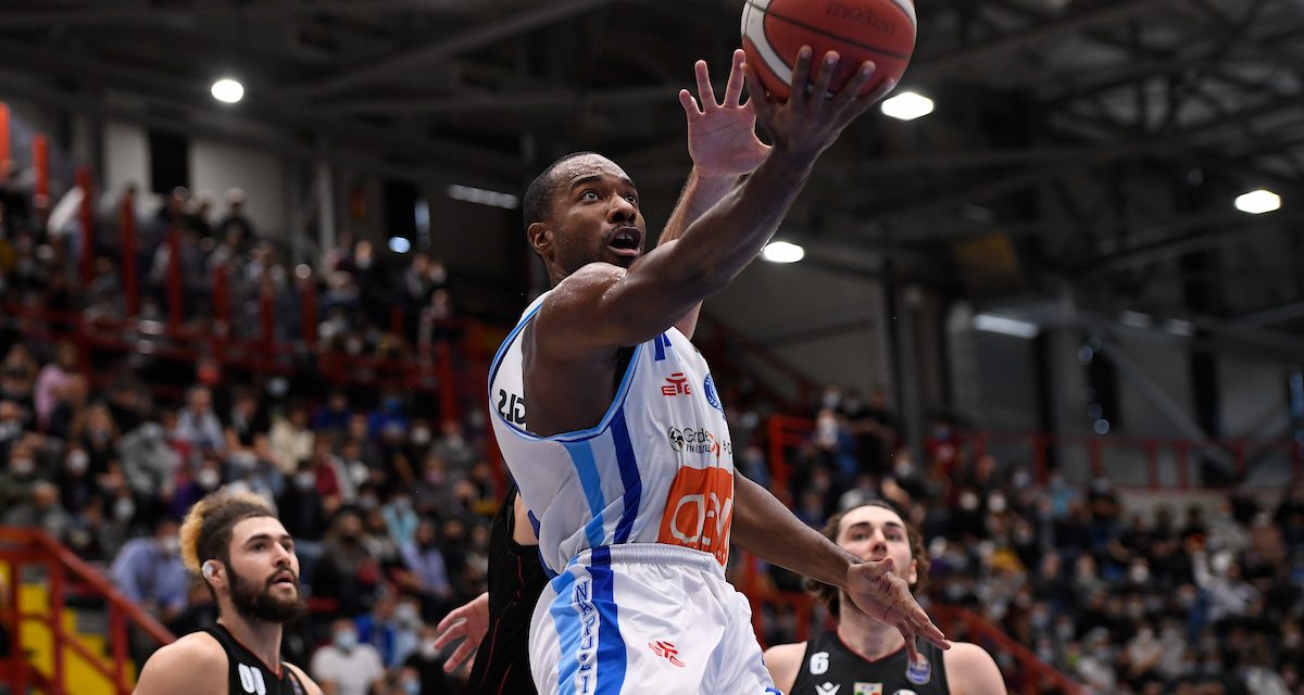 Impresa Napoli, la Virtus Bologna cade al PalaBarbuto 92-89