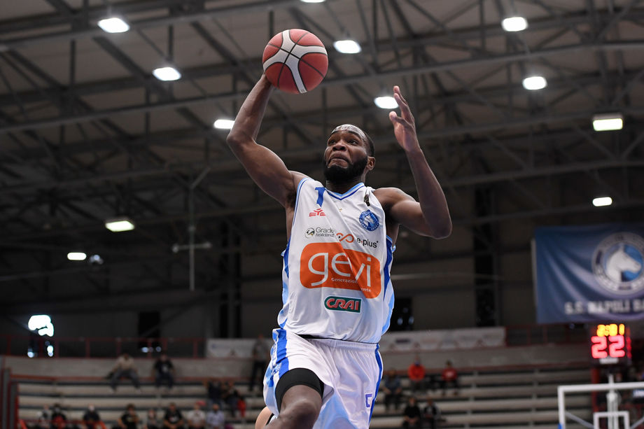 Napoli, contro la Virtus Bologna  Mcduffie raggiunge ancora quota 22 punti
