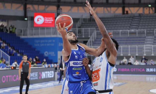 Con fatica  Brescia agguanta la prima vittoria in campionato. Battuta Napoli per 98-88, Mitrou Long  decisivo