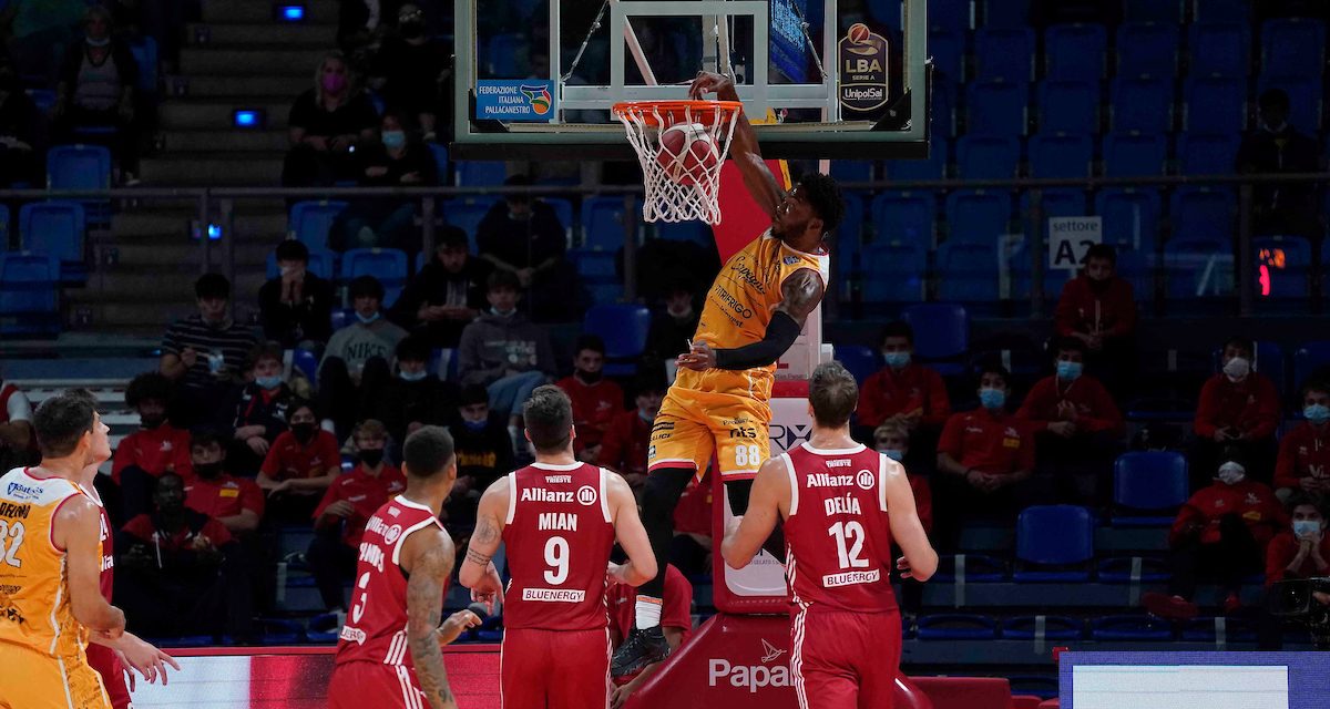 Tyrique Jones trascina Pesaro alla vittoria, sconfitta Trieste 74-61 alla Vitrifrigo Arena