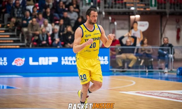 A2 Emoticon: Rosselli monumentale, super Aaron Thomas e Dwayne Davis. Delude Hasbrouck