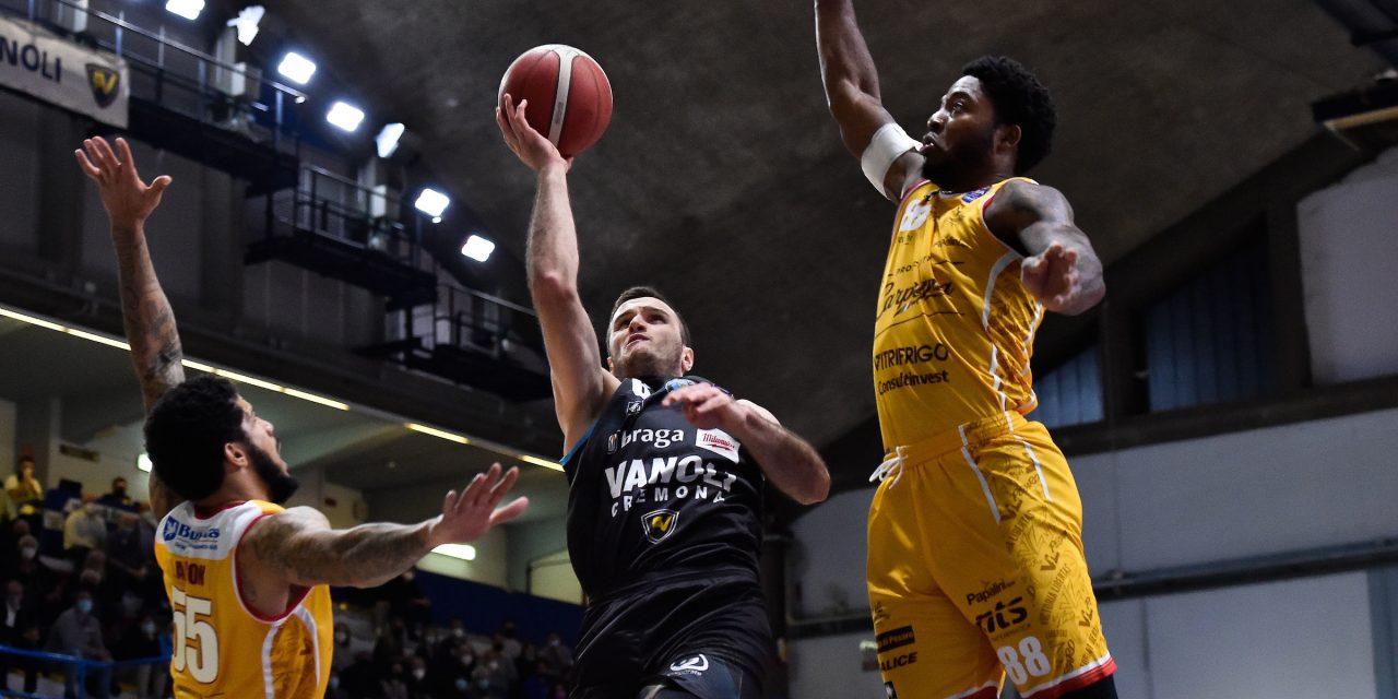 La Carpegna Prosciutto Pesaro sbanca Cremona 84-88
