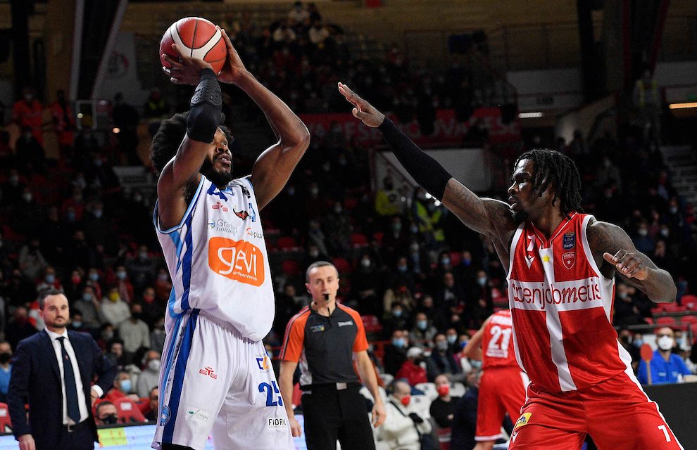 NAPOLI AFFONDA VARESE NELL’OVERTIME: GENTILE SI COMPLICA LA VITA E SI FA ESPELLERE