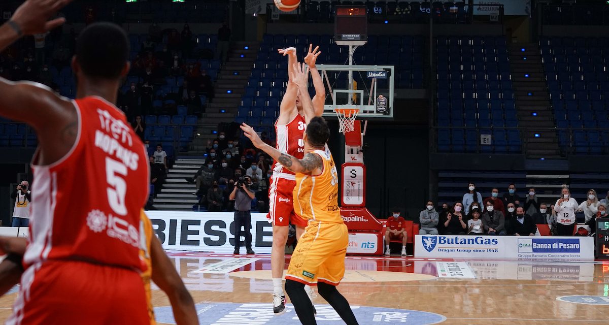Olisevicius regala la vittoria a Reggio Emilia sulla sirena, sconfitta Pesaro 69-72