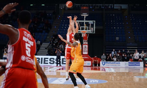 Olisevicius regala la vittoria a Reggio Emilia sulla sirena, sconfitta Pesaro 69-72