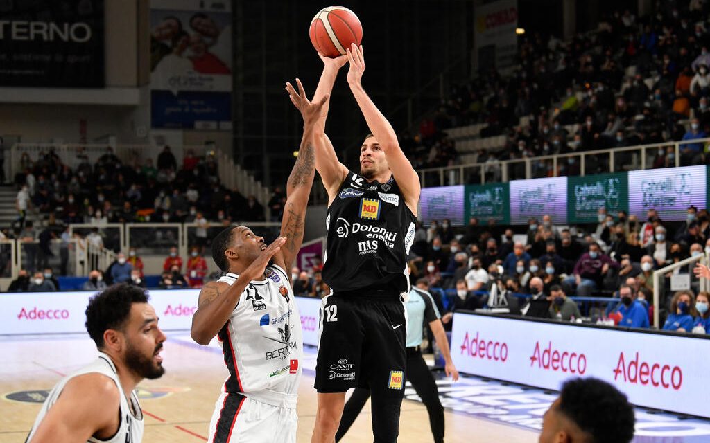 Trento non muore mai: Tortona sconfitta 85-80 dopo un tempo supplementare