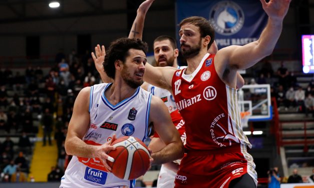 Napoli risorge, Trieste va ko: 89-82
