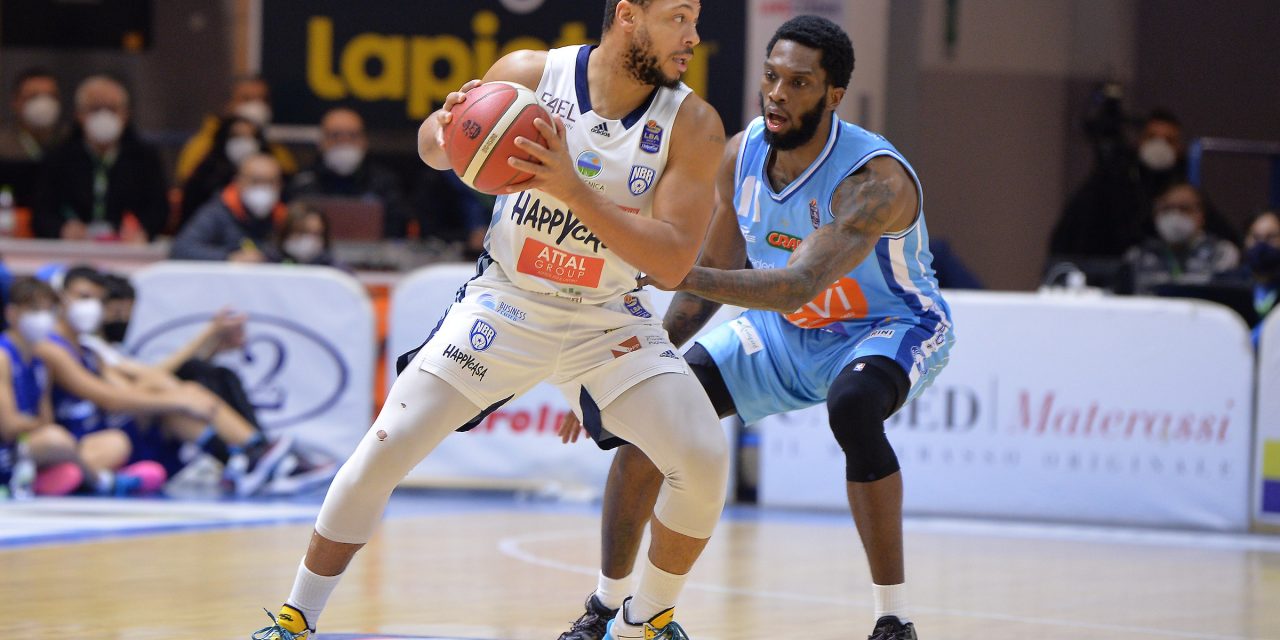 L’Happycasa banchetta su una disastrosa Napoli 89-75
