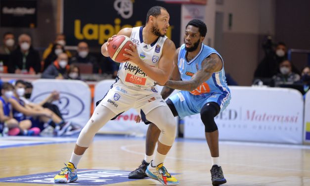 L’Happycasa banchetta su una disastrosa Napoli 89-75