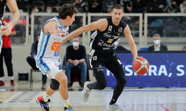 Una Trento in emergenza supera una fragile Napoli 85-72