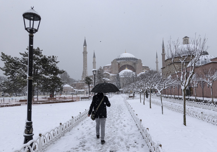 Bufera di neve a Istanbul, partenza della Reyer Venezia rimandata a domani