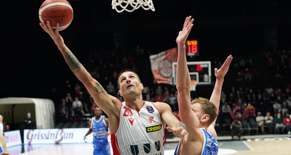 Reggio Emilia supera Sassari dopo un overtime 85-81 all’Unipol Arena