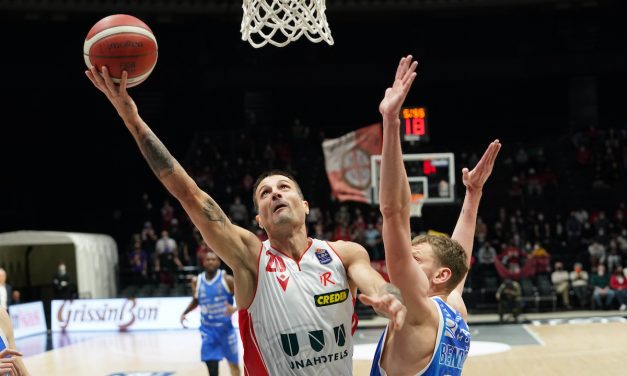 Reggio Emilia supera Sassari dopo un overtime 85-81 all’Unipol Arena