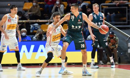 Reggio Emilia è perfetta nel secondo tempo: Pesaro cede alla distanza, 86-77 al PalaDozza