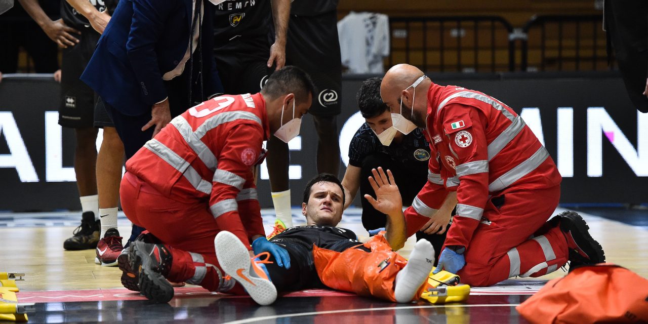Cremona, infortunio per Andrea Pecchia: ancora fatali gli adesivi sul parquet