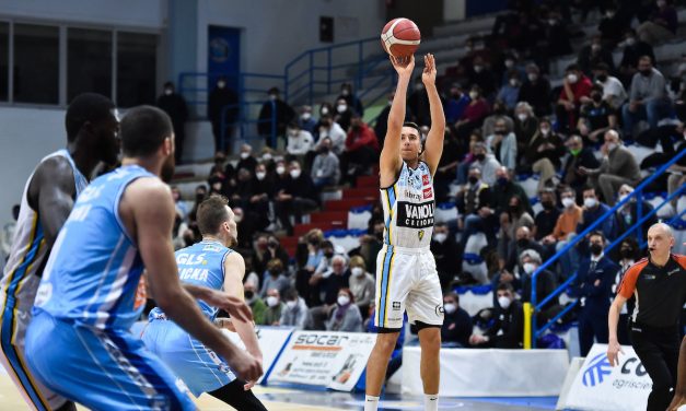 La Vanoli Cremona la vince due volte, Napoli va ko 96-93 dopo un supplementare