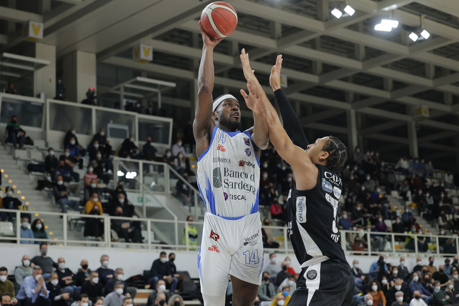 Notte fonda per Trento, Sassari scappa nel finale e passa alla BLM Group Arena con una grande prova di squadra
