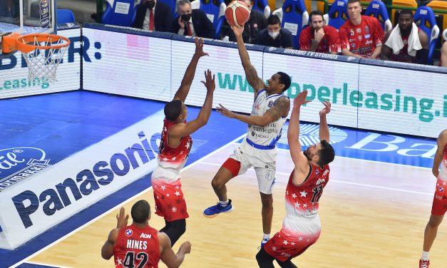 Una splendida Sassari ferma la corsa dell’Olimpia Milano, finisce 92-90 al PalaSerradimigni