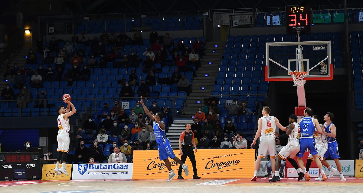 La battaglia della “Vitifrigo Arena” è di Pesaro, Sassari battuta 75-73.