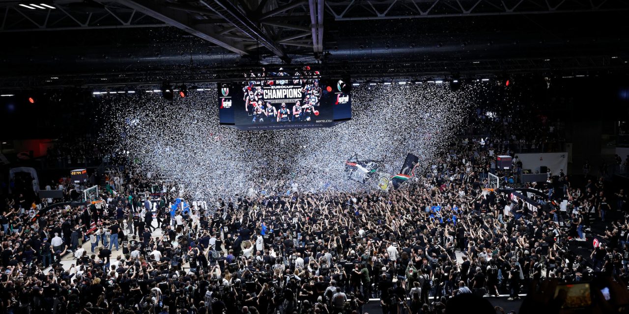 È festa grande alla SegafredoArena: gioia, colori e festeggiamenti di una notte a tinte bianconere