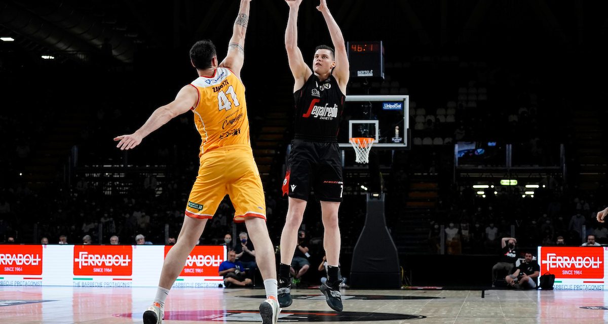 Playoff, quarti di finale, gara 2: la Virtus Bologna esce alla distanza e travolge Pesaro 70-51
