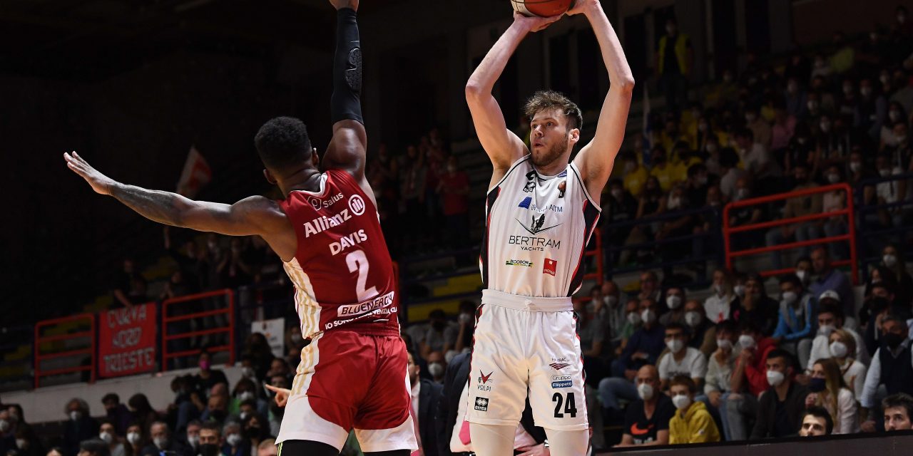 Trieste getta tutto alle ortiche, Tortona ringrazia e va ai play-off