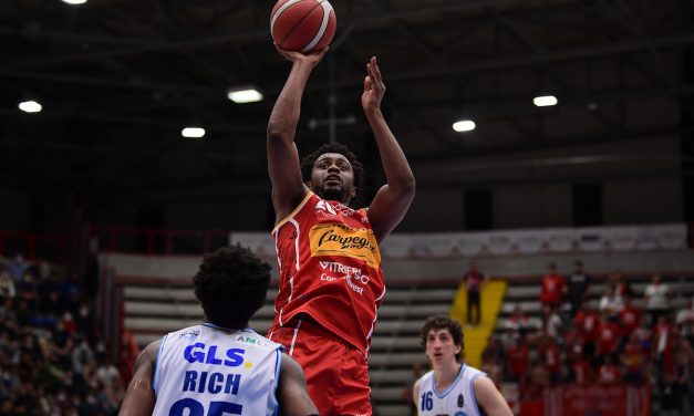 Lamb regala a Pesaro i playoff dopo 10 anni, sconfitta Napoli 84-85 dopo un overtime