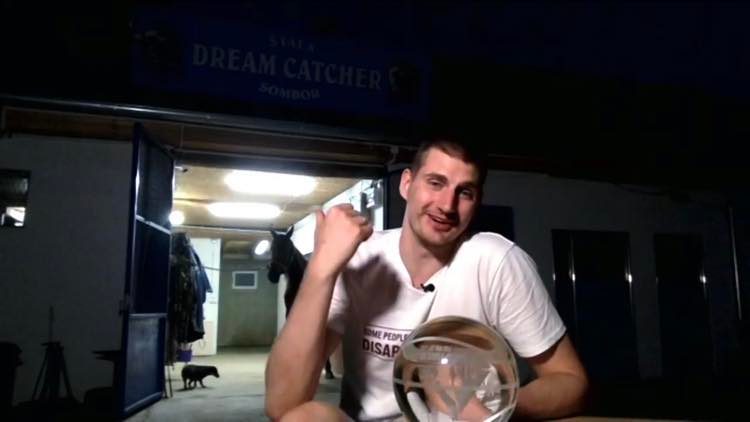 Jokic vince l’MVP della regular season NBA, il premio gli viene consegnato in una stalla