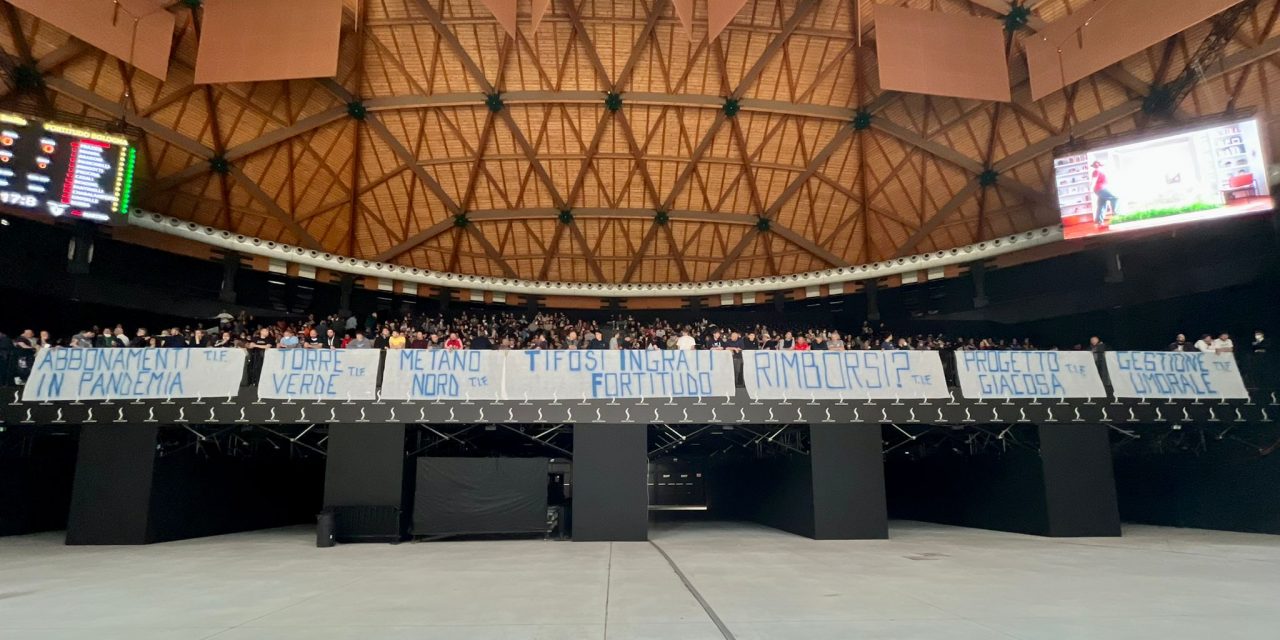 Fortitudo, striscioni di protesta contro la società firmati “Tifosi Ingrati Fortitudo”