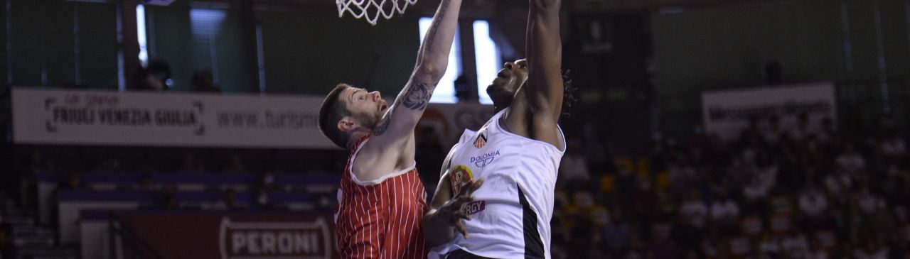 Playoff A2, semifinali, gara 2: Udine soffre, ma la spunta nel finale, Chiusi sconfitta 72-70