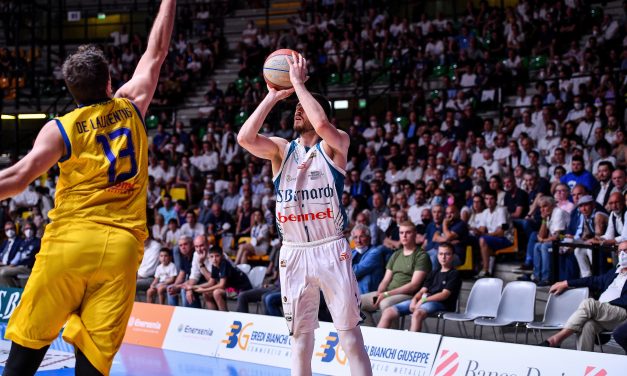 Cantù in casa non molla: Scafati battuta 77-68, sarà gara5