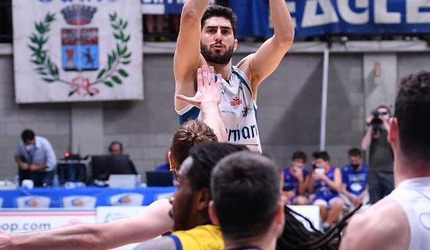 Cantù non molla e batte Scafati 79-68. Ora la serie è sul 2-1