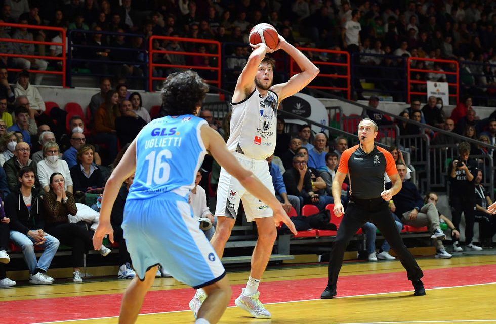 Tortona, Mike Daum raccoglie 16 rimbalzi contro Napoli e firma il nuovo record assoluto stagionale