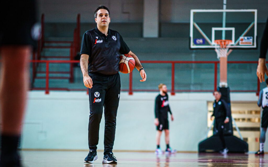 Virtus Bologna, Seravalli: “Sfida al vertice contro una squadra pronta a punire ogni esitazione difensiva”