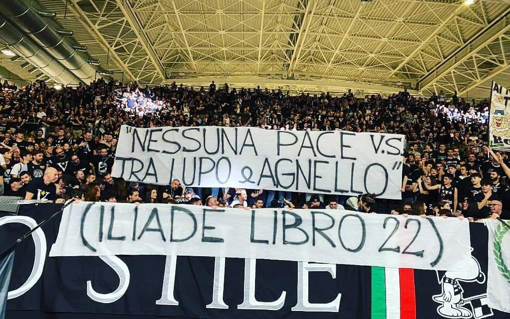 Virtus Bologna-Milano: la Procura Federale apre un fascicolo sullo striscione esposto durante la partita